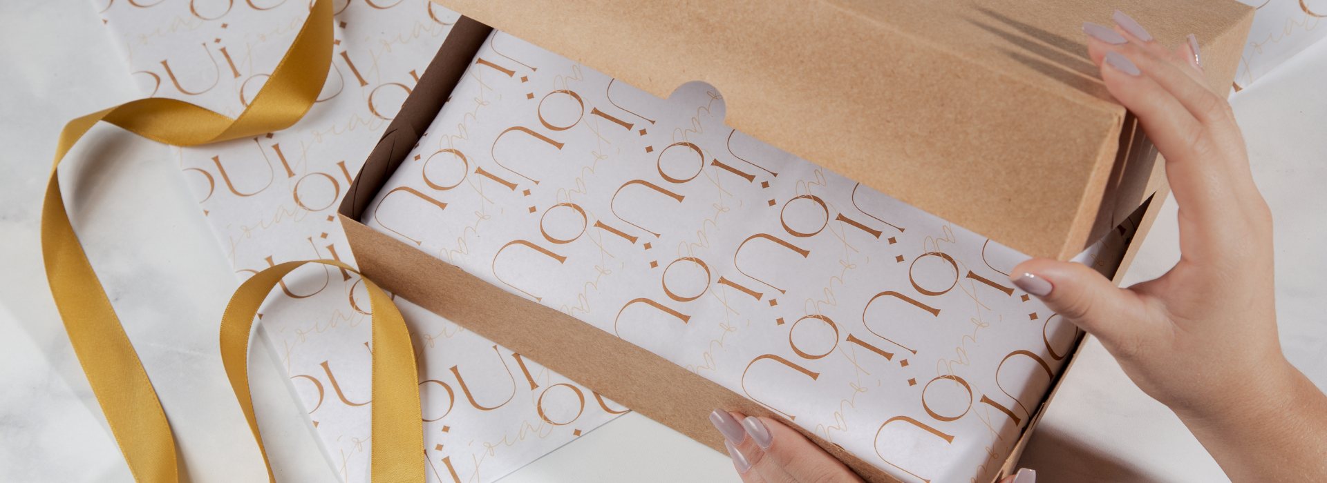 Papel de seda personalizado envolvendo produto em caixa de presente